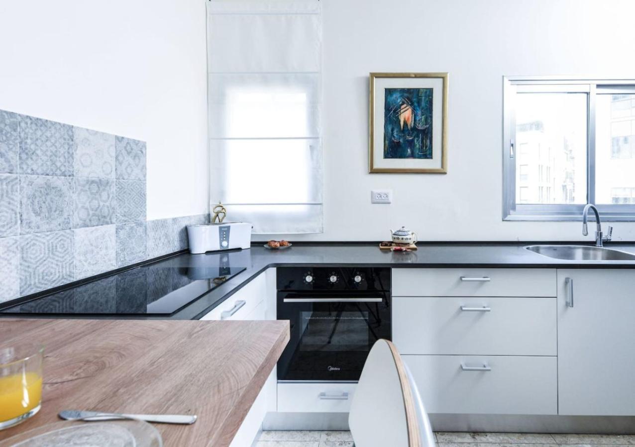 Charming 1br W Balcony In The Heart Of Tlv With Mamad By Sea N' Rent Appartement *