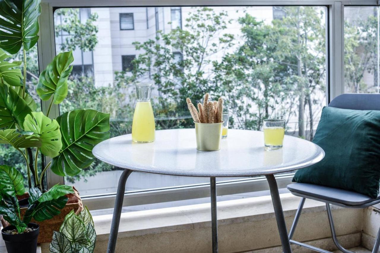 Charming 1br W Balcony In The Heart Of Tlv With Mamad By Sea N' Rent